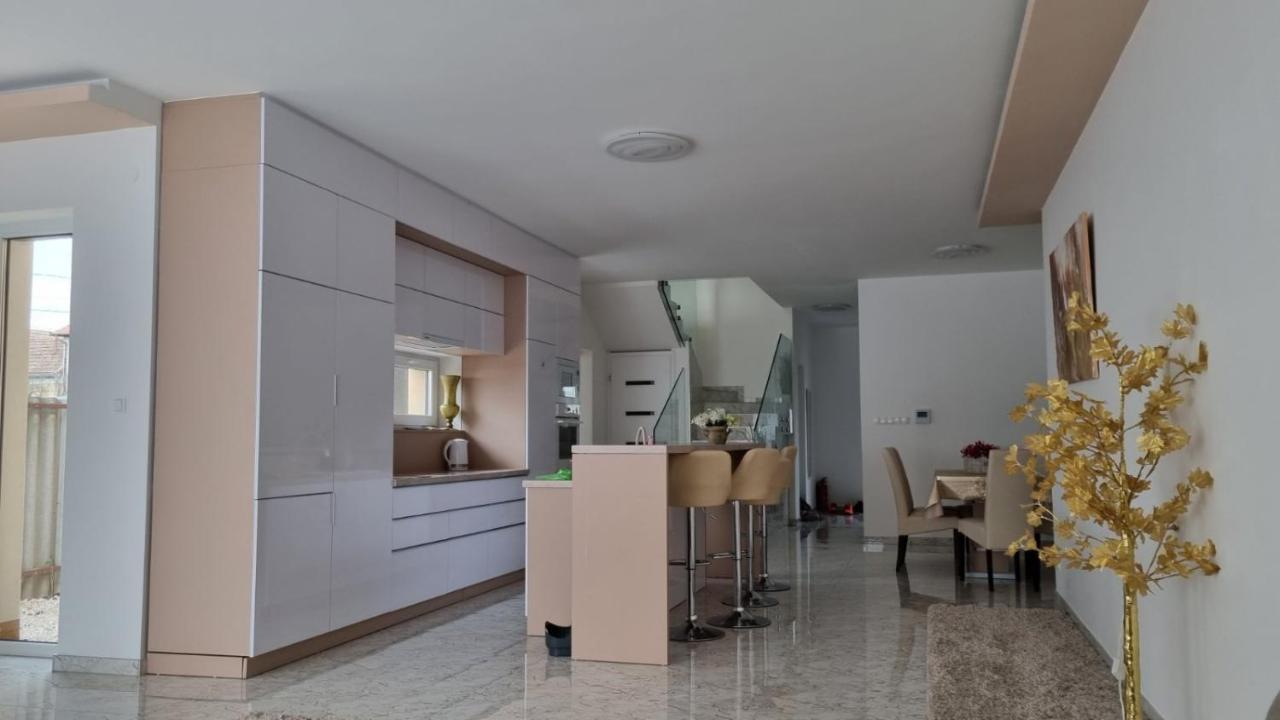 Sarkcsillag Teljes Csaladihaz- Star Complete Family House Διαμέρισμα Σέγκεντ Εξωτερικό φωτογραφία
